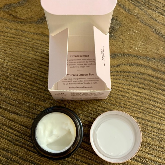 🛍NEW in Box Fleur & Bee bundle..hydrating serum & eye cream. - Picture 4 of 16